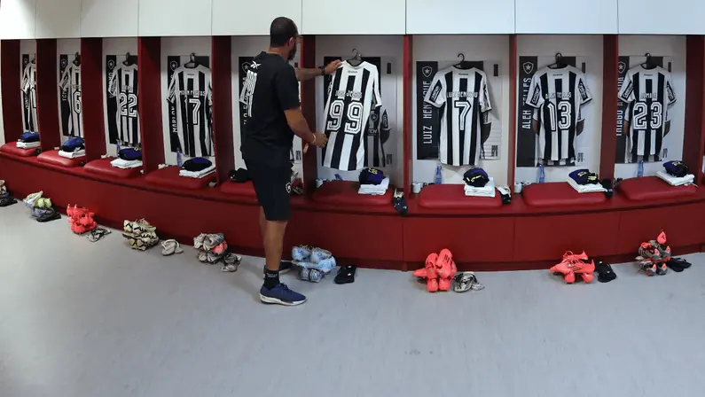 Botafogo escalado com Gatito Fernández de capitão e Adryelson para enfrentar o Internacional