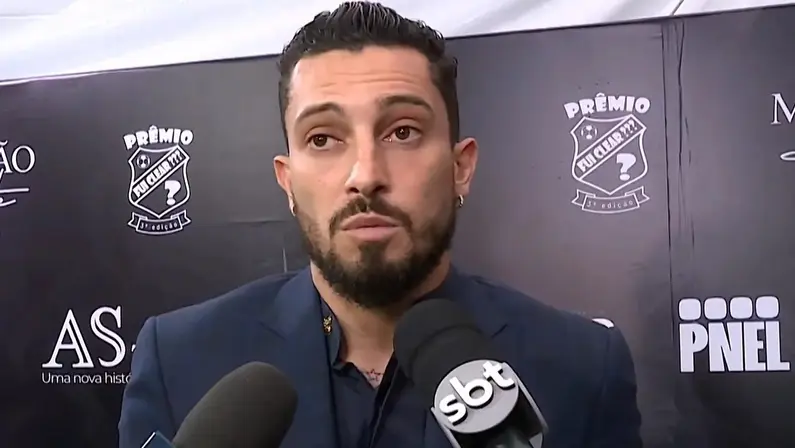 Alex Telles vê Botafogo como ‘alvo a ser batido’ em 2025 e torce por permanência de Artur Jorge: ‘Pelo que estamos vendo, a princípio ele fica’