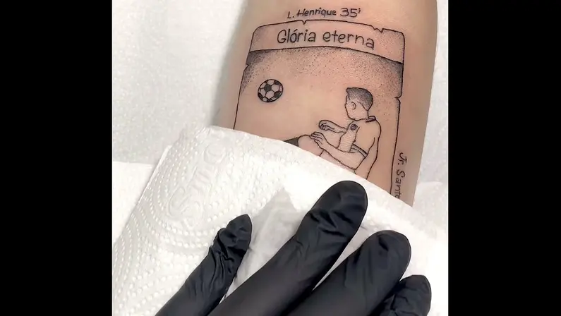 Tatuagem do lance da expulsão de Gregore em Atlético-MG x Botafogo | Libertadores 2024