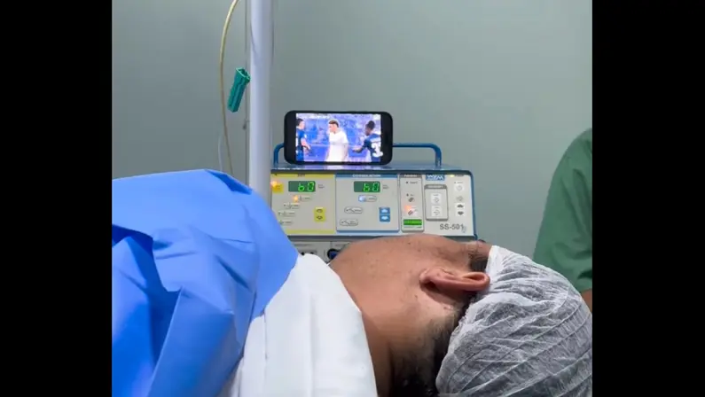 Torcedor do Botafogo opera o joelho enquanto assiste ao jogo contra o Pachuca | Copa Intercontinental 2024