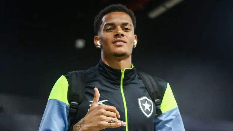 Botafogo renova contrato de volante Newton até 2028, com aumento salarial