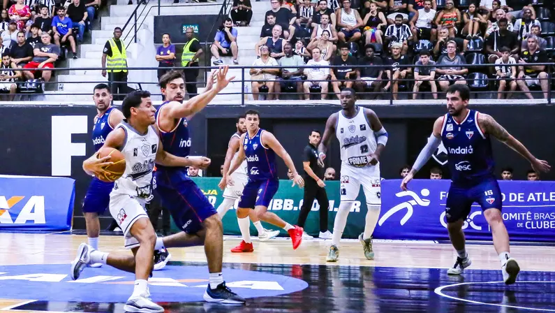 Botafogo sucumbe no fim e perde para o lanterna Fortaleza Basquete Cearense no NBB
