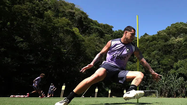 Vitória encaminha empréstimo de Lucas Halter com opção de compra; falta Botafogo liberar jogador para viajar