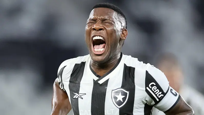 Com academia particular em casa, Patrick de Paula abriu mão de férias e mira permanecer no elenco do Botafogo até o fim do ano