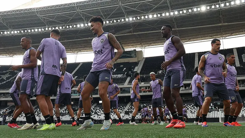 Botafogo mira técnico estrangeiro e tem planejamento por reforços pontuais e pedidos do treinador no meio do ano