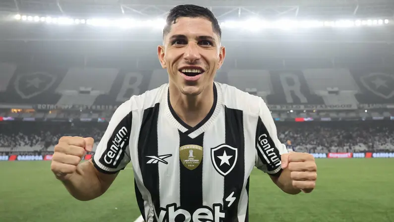 Botafogo tem negociações avançadas para renovar contrato de Savarino até 2028