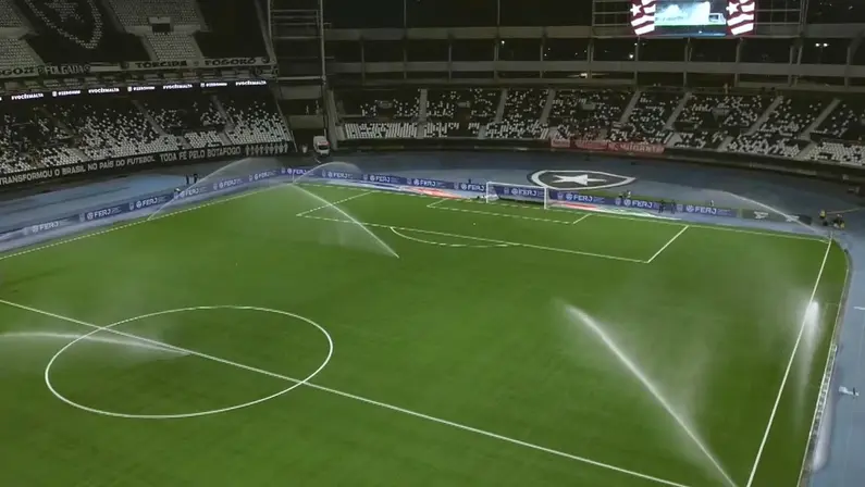 Gramado sintético do Estádio Nilton Santos (Engenhão) em Botafogo x Bangu | Campeonato Carioca 2025