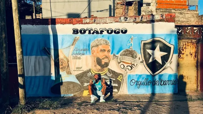 Zagueiro do Botafogo, Alexander Barboza é imortalizado em muro de bairro onde nasceu em Buenos Aires