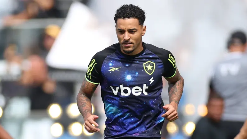 Cláusula de venda é o detalhe que falta para Botafogo sacramentar renovação de Gregore, diz jornalista