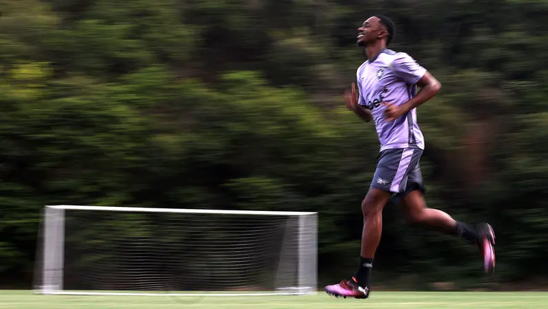 Jeffinho corre no gramado do CT e avança em processo de transição no Botafogo