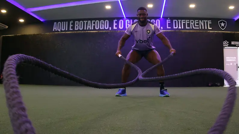 Bastos tem previsão de seis semanas para voltar ao Botafogo e deve ficar à disposição na estreia no Brasileirão