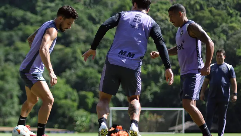 Comentarista vê lado positivo em tempo para Botafogo se preparar e diz que clube ‘foi bem no mercado’: ‘Está faltando o técnico, o principal’