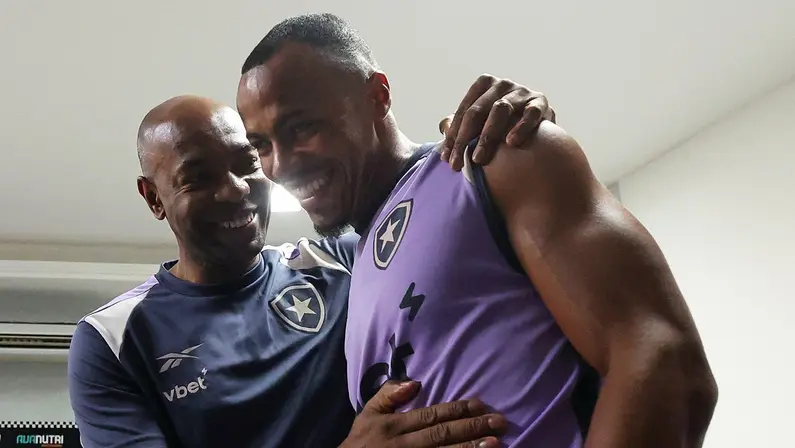 De volta ao Botafogo, Cláudio Caçapa se apresenta e tem primeiro dia com jogadores