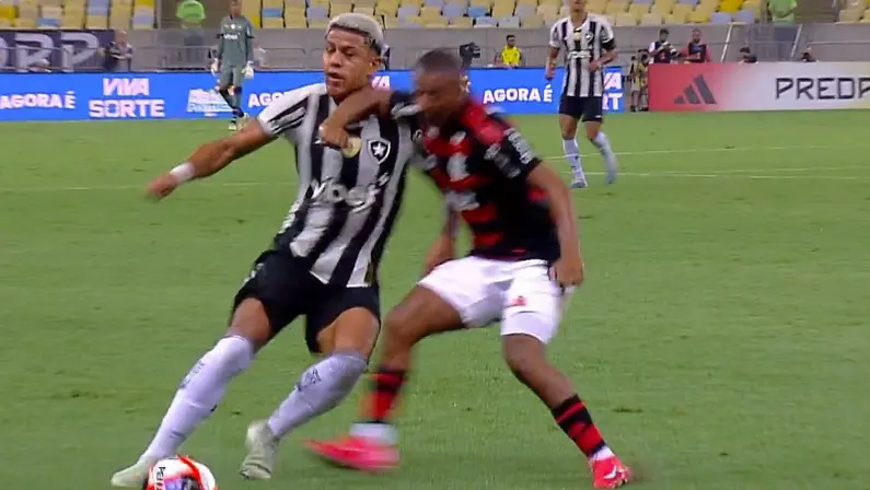 Como VAR é punido por não ver agressão, mas agressor (De la Cruz) não é punido após Flamengo x Botafogo?