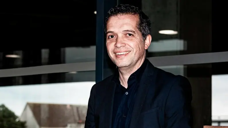 Clube francês reage após notícia de que Luís Castro foi entrevistado por John Textor: ‘Não o vejo deixando nosso barco’