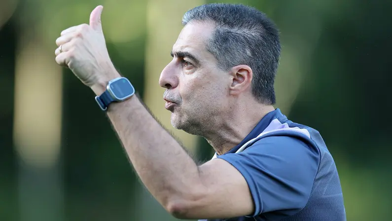 Renato Paiva deixa impressão inicial ‘muito positiva’ no elenco e comanda primeiro treino ‘com muita intensidade’, conta canal