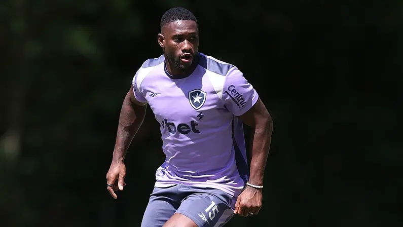 Botafogo ainda não confirma cirurgia em Bastos e não descarta tratamento conservador