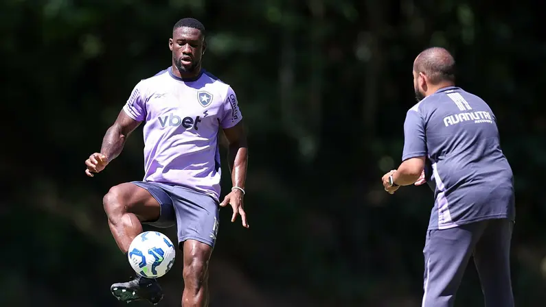 Bastos trabalha no campo e avança em recuperação de lesão para voltar ao Botafogo