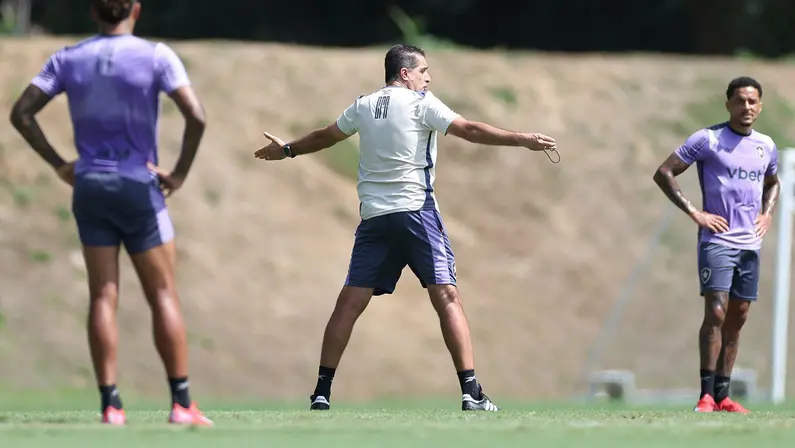 Renato Paiva completa 10 dias no Botafogo e tem trabalho avaliado internamente como acima da expectativa