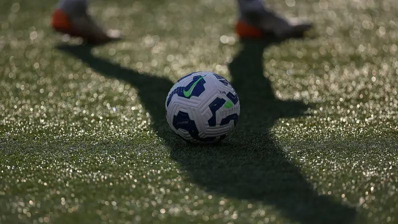 Flamengo e Fluminense pressionam, mas CBF mantém gramado sintético no futebol brasileiro, diz rádio