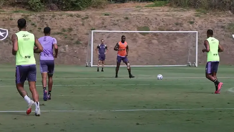 Com proteção no joelho e convocado, Bastos participa de treino com bola com grupo do Botafogo