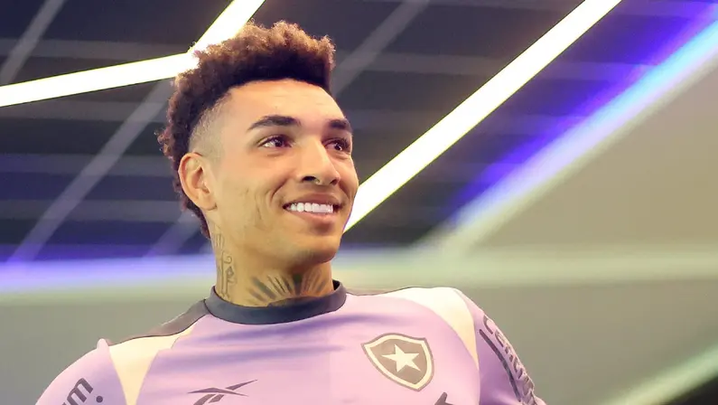 Igor Jesus na academia do Espaço Lonier, do Botafogo | Março 2025