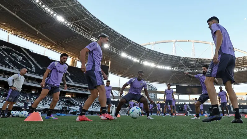 Botafogo busca zagueiro e meia, mas tem ordem para ‘segurar cofres’; preferência é por empréstimos 