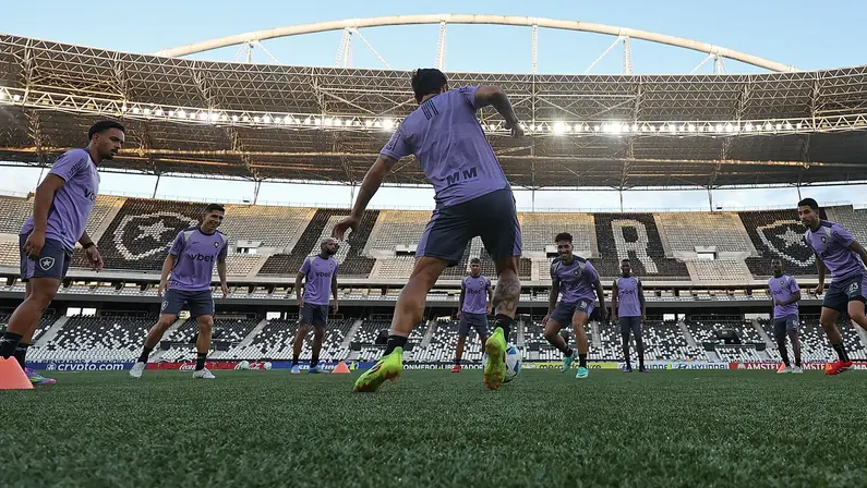 Botafogo costuma se reforçar no último dia de janela; clube ainda busca zagueiro e meia