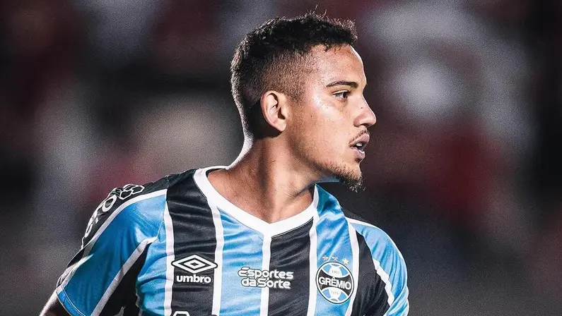 Zagueiro do Grêmio, Gustavo Martins diz desconhecer interesse do Botafogo: ‘Apareceu na internet. Para mim, não chegou nada’