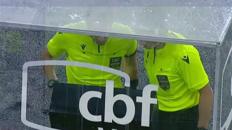 Árbitro Davi de Oliveira Lacerda no VAR em Botafogo x São Paulo | Campeonato Brasileiro 2025