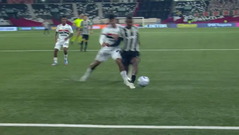 Imagem do VAR do pênalti anulado em Cuiabano em Botafogo x São Paulo | Campeonato Brasileiro 2025