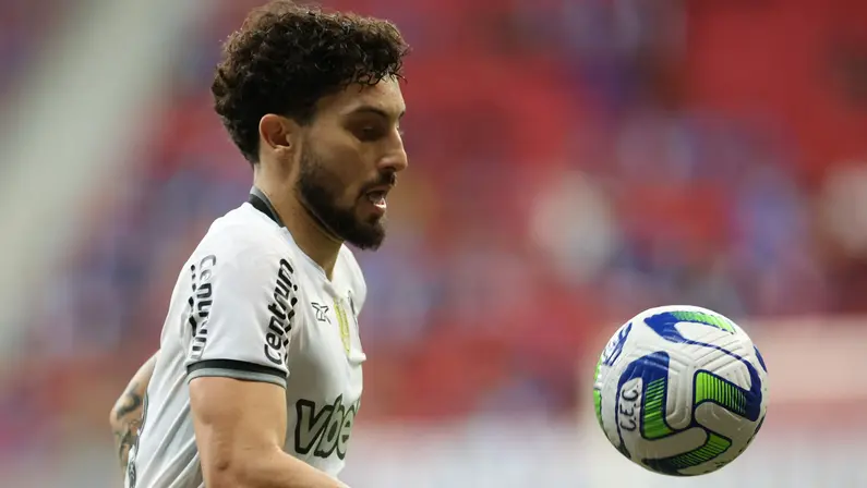 Na pré-lista de Ancelotti para a Seleção, Alex Telles foca em ‘final’ pelo Botafogo: ‘Meu principal objetivo agora é terça-feira’