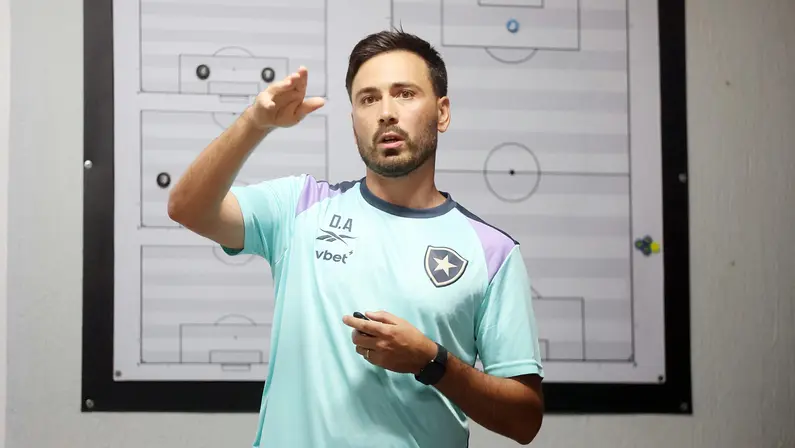 Ex-Napoli rasga elogios a Davide Ancelotti, técnico do Botafogo, e diz: ‘Não daria um tiro no escuro’