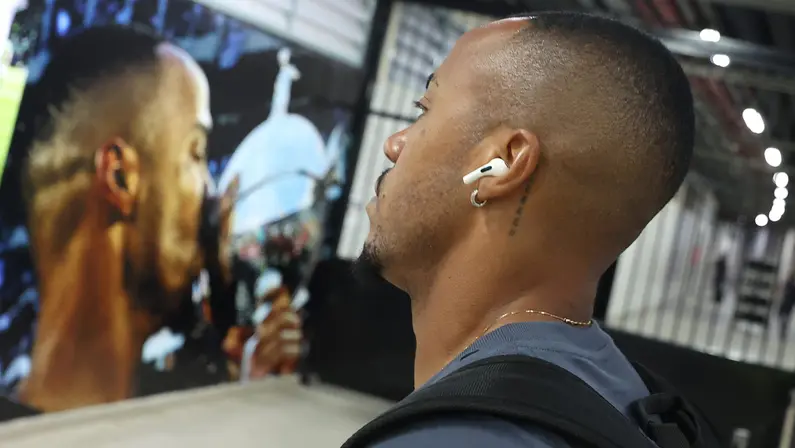 Jornalista questiona manutenção de fotos de Marlon Freitas nas paredes do Niltão: ‘Artur Jorge foi arrancado rápido. Termômetro é ter tido problema com Textor ou desrespeitado Botafogo?’