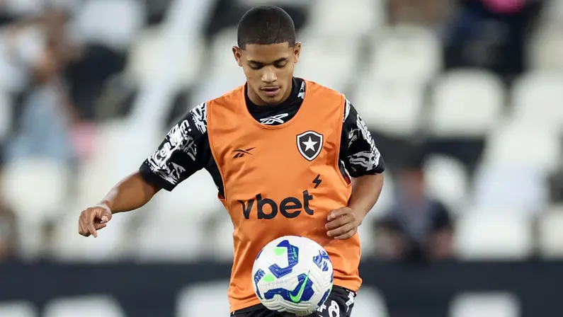 Convocado para a Seleção sub-20, Huguinho recebe valorização e renova com Botafogo até 2030