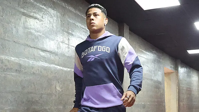 Imprensa holandesa diz que Feyenoord apenas monitora Matheus Martins, do Botafogo, mas chance de haver proposta é ‘pequena’