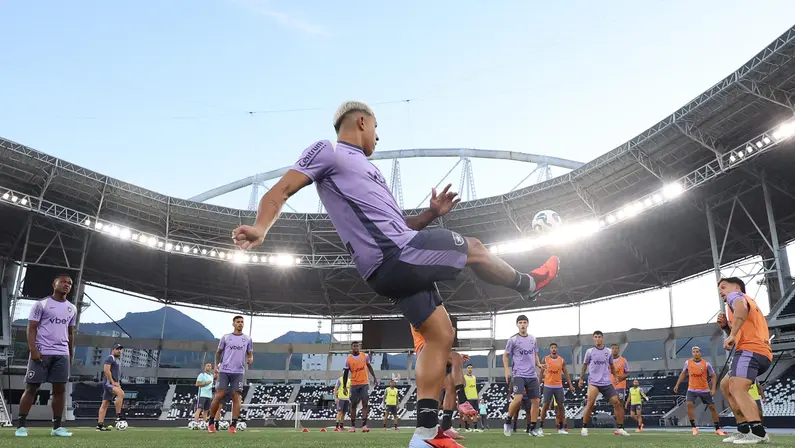 Recuperado de lesão na coxa, Matheus Martins participa de último treino do Botafogo no ano