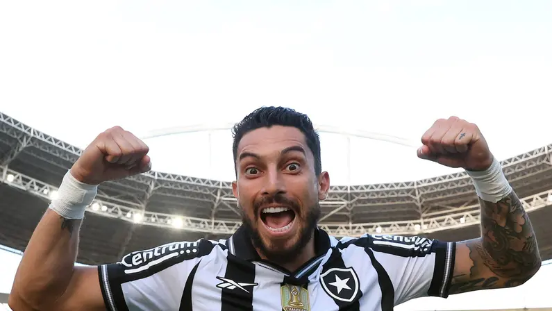 Alex Telles: ‘Sabemos que precisamos de mais. Fica apelo para seguirmos unidos para buscar objetivos do Botafogo em 2026’