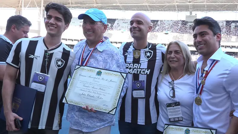 John Textor recebe Medalha Pedro Ernesto no Nilton Santos antes de jogo com Fortaleza e se emociona: ‘Aprendi como esse clube é especial’