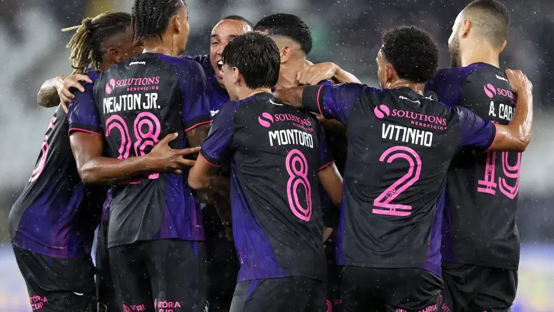 Comentarista exalta organização do Botafogo sob Anselmi, mas faz ressalva sobre elenco: ‘Falta em quantidade e até em qualidade para repor’