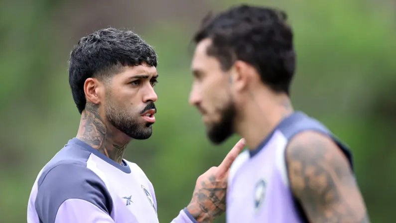 Botafogo tem negociações emperradas por renovações de Alexander Barboza e Alex Telles