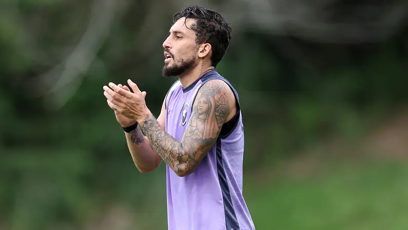 Alex Telles faz contraproposta, e cenário é de otimismo por renovação com Botafogo