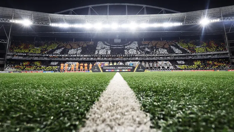 Conmebol abre processo disciplinar e pode punir Botafogo por atraso em chegada e irregularidade em meiões