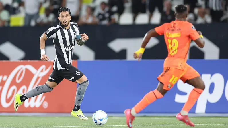 Alex Telles cita ‘conversa positiva’ no vestiário no Botafogo e diz: ‘Sul-Americana é uma copa inédita para nós, única coisa positiva é entrar para vencer’