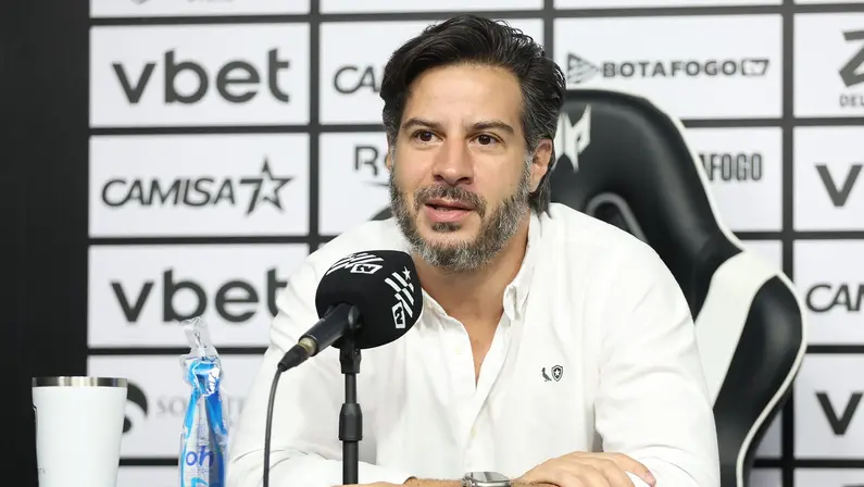 Léo Coelho na apresentação de Júnior Santos ao Botafogo | Março 2026