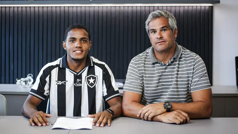 Botafogo assina primeira contrato profissional com Luiz Alberto, lateral do sub-17