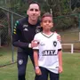 Botafoguense de 9 anos, Davi sonha em ser goleiro e cativou o elenco do Botafogo no China Park