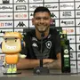 Igor Cássio comemora chance no Botafogo e confia em dupla de ataque: &#8216;Eu e Tanque nos damos muito bem&#8217;