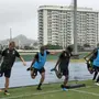 Honda e Cortez treinam com o grupo do Botafogo pela primeira vez; japonês mostra toque de bola refinado