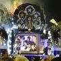 Garrincha e Botafogo são representados em carro alegórico no desfile do Carnaval do Rio